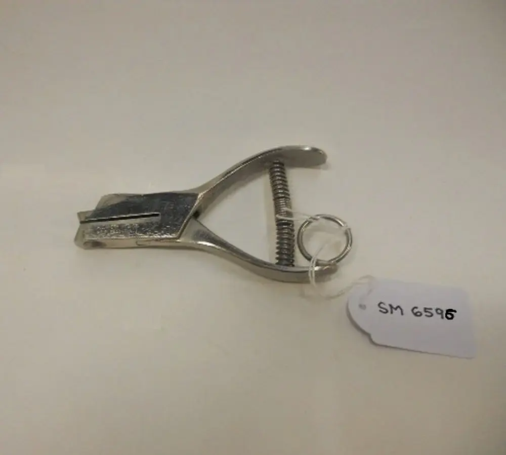 Tången är märkt "Made in USA" samt "P.J Mieth MFG.CO" samt "pT. PLEASANT, N.J" (New Jersey).

Tången har enfastlödd ring för säkerhetskedja eller liknande.

Biljetttången är i god kondition.