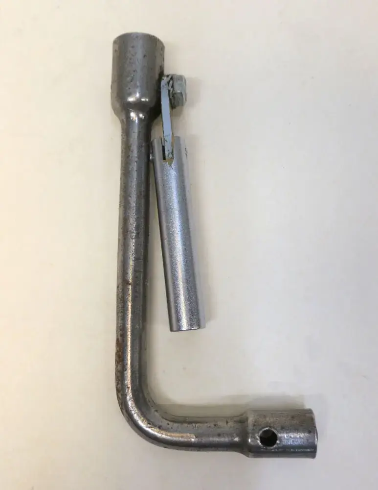 Nyckel som används att låsa upp förarhytten. Böjt metallstycke med två s.k. nycklar, en i vardera änden.