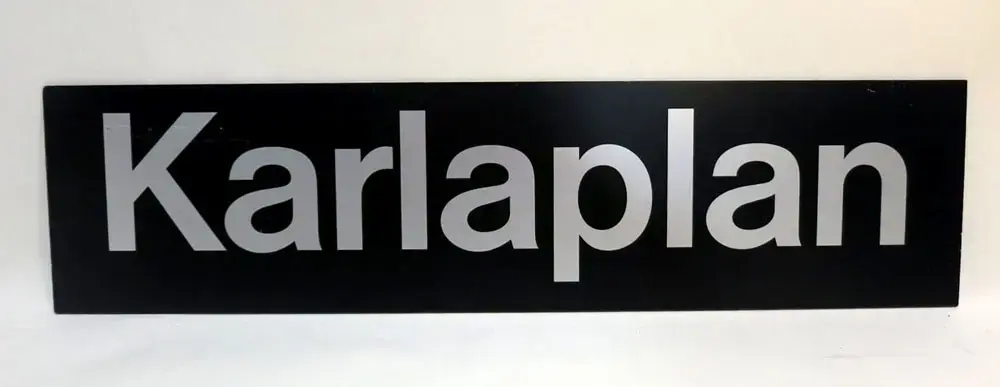 Typsnittet SLNova, en variant av Helvetica, utvecklat 1996-1997, av typografen Rodolfo Chaves och grafiken Leif Thollander. Typsnittet förekom framförallt på tunnelbanans skyltar under åren 1997-2000.