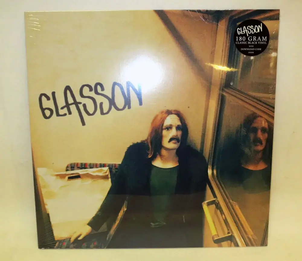 Rocktrion Glasson från Stockholm har fotograferat sitt skivomslag i pendeltåget på museet.