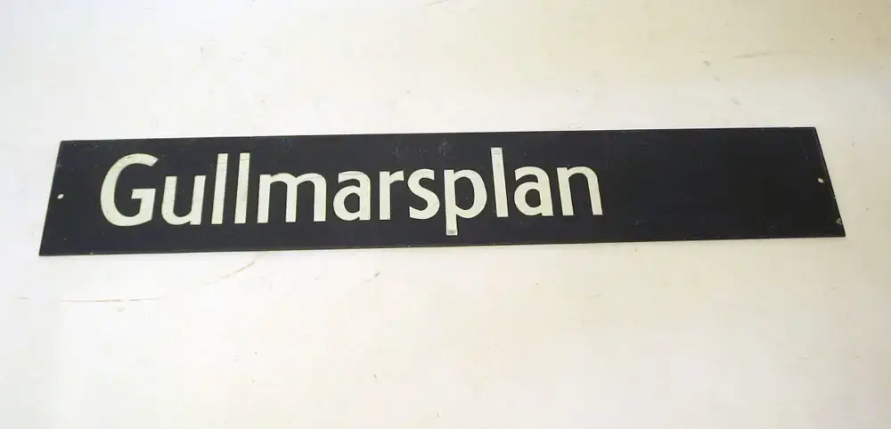 Behåller för använda biljetter. Kommer från trådbuss typ F2 A30538. Gåva från Anders Wiren, 20170322.
Trä med gul text "För använda biljetter".