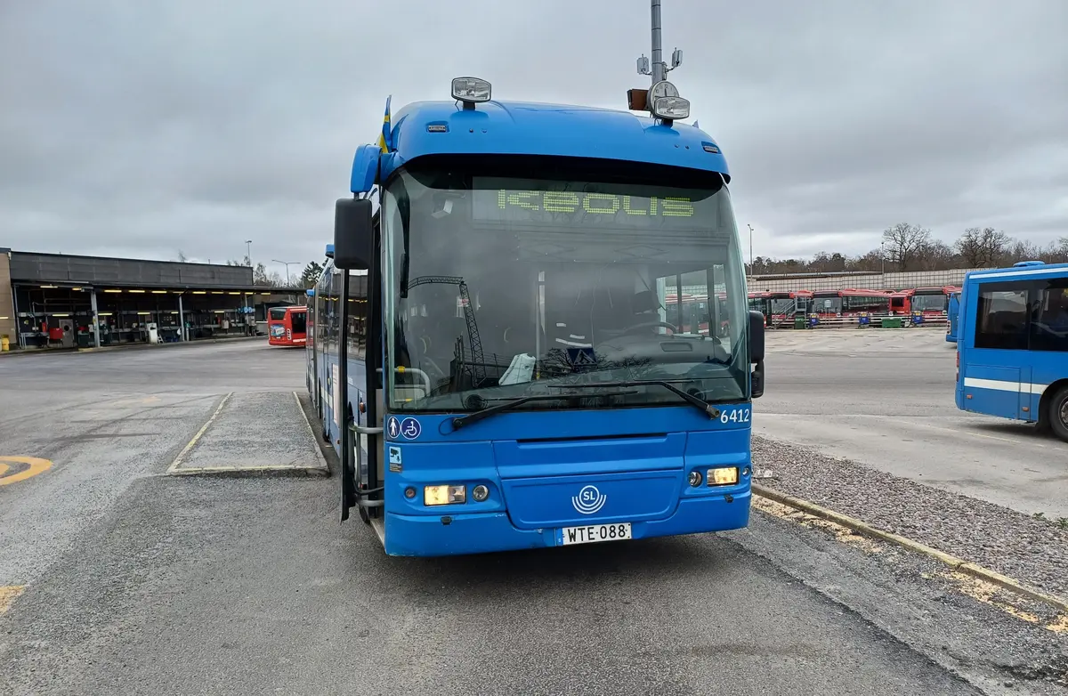 Bussen levererades till Grisslingegaraget i röd kulör med vagnsnummer 6083.
2012 lackerades den om i blått för att gå på stombusslinjerna i Nacka och Värmdö.
Ombyggd för biodieseldrift 2013.
2013 byggdes den om för biodieseldrift.

Bussen var en del av trängselskatteförsöket då SL fick utökade medel genom att bilister på väg till och från Stockholms innerstad fick betala en avgift. Närmare 200 bussar beställdes i samband med detta och nya linjer ordnades. Försöket godkändes av stockholmarna i en folkomröstning 2006 och trängselskatten blev permanent.