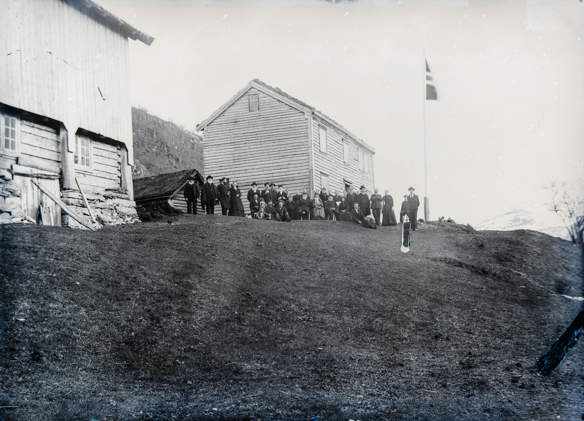 Utendørs gruppefoto. Gjester og brudepar i gullbryllup på Vestre 1902