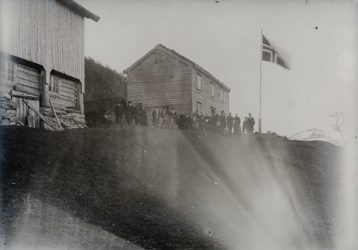 Utendørs gruppefoto. Gjester og brudepar i gullbryllup på Vestre 1902