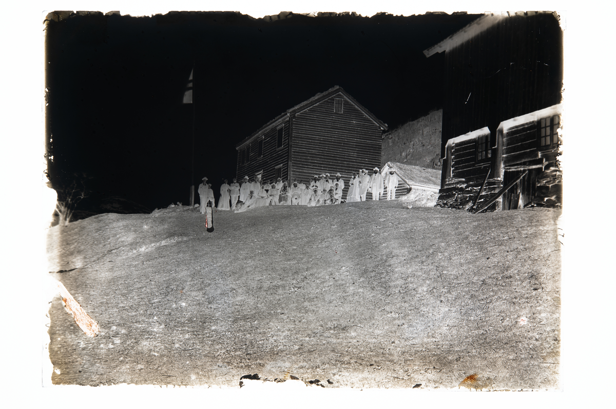 Utendørs gruppefoto. Gjester og brudepar i gullbryllup på Vestre 1902