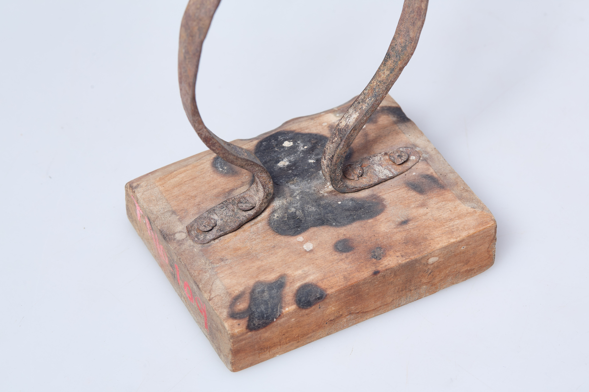 Lysestaken har firkantet bjørkefot og lyseklype av jern.