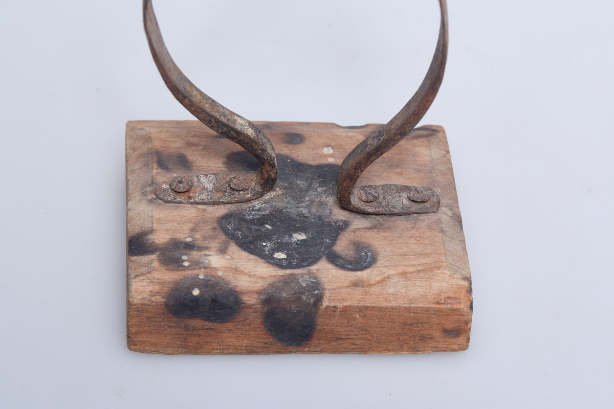 Lysestaken har firkantet bjørkefot og lyseklype av jern.