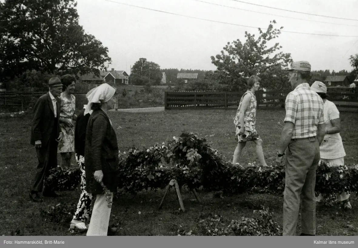 Midsommarstången kläds av Elias Gustavsson, Barbro Arrhenius, Ture Gustavsson