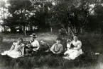 Kvarnö ö, 1901. Från vänster: Elin Bruun, Signe Bruun, gäst från Tyskland, Hedda Bruun (född Gullbrandsson), Sture Bruun, Helge Bruun och Maria Bruun.