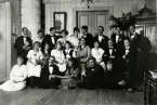 Juldans hos fotograf Sandberg 9/1 1919. 
Från vänster fotograf Herman Sandberg, Sigurd Göransson, Elsa Sandberg (?). Sigbritt Höglund, Yngve Johansson, Gagg(Ragnar) Jeansson, Helga Sjöstedt (gift Jeansson), Tessan Elfström, 