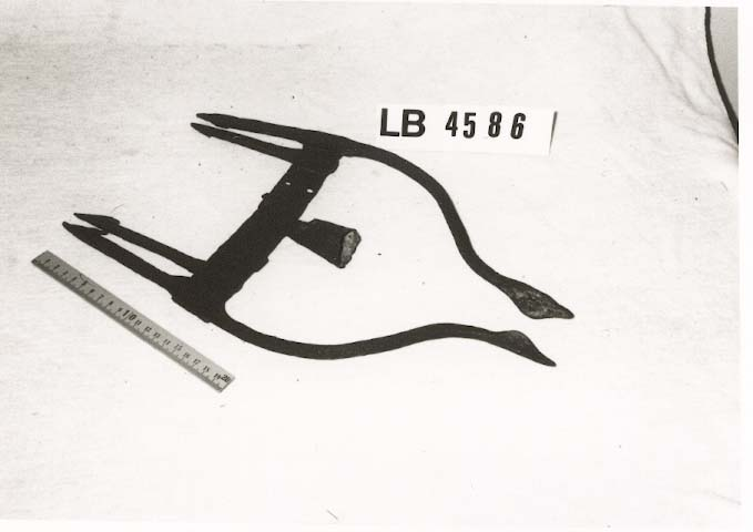 Stort, ekstra kraftig lyster med fire tindar. Lysteret er i jern, truleg heimesmidd.