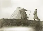 Fältövning på 1920-talet. 
General Bildt åser operationernas utveckling, stående utanför fälttelegraftältet.