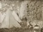 Övning/utflykt vid Kronobergs slottsruin.
11 komp. I 11, (komp.chef E. Nerman), 10/7 1905. 
Bivacken i ruinen. Man ser ett antal tält uppslagna på borggården.