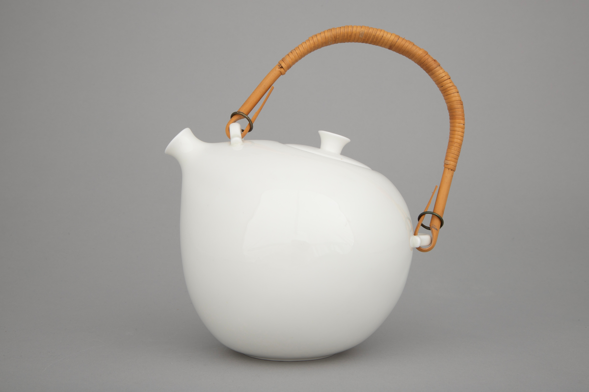 Tekanne med lokk i hvitt benporselen med hvit glasur og flettet rørhank. Kannen har kuleformet korpus uten markert overgang til en kort tut med rund åpning, dannet som en sammensnevring av korpus. Den flettede hanken er festet til to små "ører", den ene mellom tut og lokk og den andre på bakre del av korpus. To små metallringer holder den på plass. Kannen har glatt overflate uten dekor.