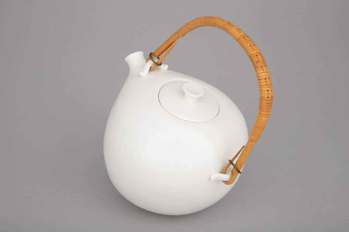 Tekanne med lokk i hvitt benporselen med hvit glasur og flettet rørhank. Kannen har kuleformet korpus uten markert overgang til en kort tut med rund åpning, dannet som en sammensnevring av korpus. Den flettede hanken er festet til to små "ører", den ene mellom tut og lokk og den andre på bakre del av korpus. To små metallringer holder den på plass. Kannen har glatt overflate uten dekor.