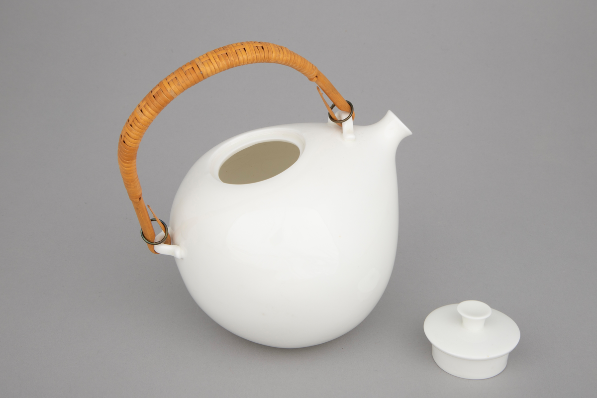 Tekanne med lokk i hvitt benporselen med hvit glasur og flettet rørhank. Kannen har kuleformet korpus uten markert overgang til en kort tut med rund åpning, dannet som en sammensnevring av korpus. Den flettede hanken er festet til to små "ører", den ene mellom tut og lokk og den andre på bakre del av korpus. To små metallringer holder den på plass. Kannen har glatt overflate uten dekor.