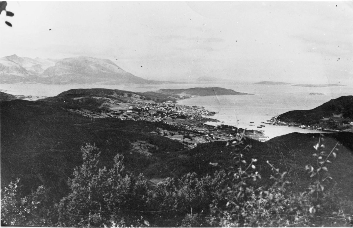 Harstad by, Trondenes og øyriket utenfor, fotografert nordover fra Middagsfjellet.