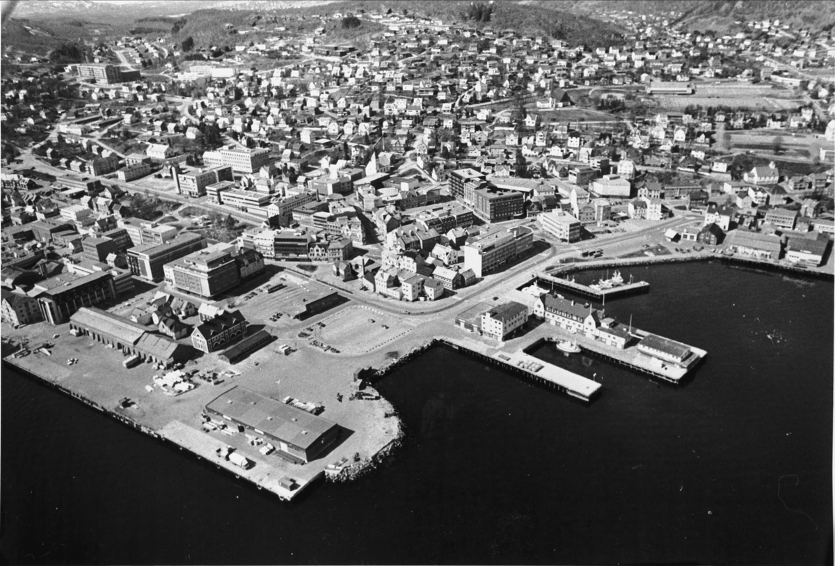 Flyfoto av Harstad sentrum, med Larsneset i forkant.