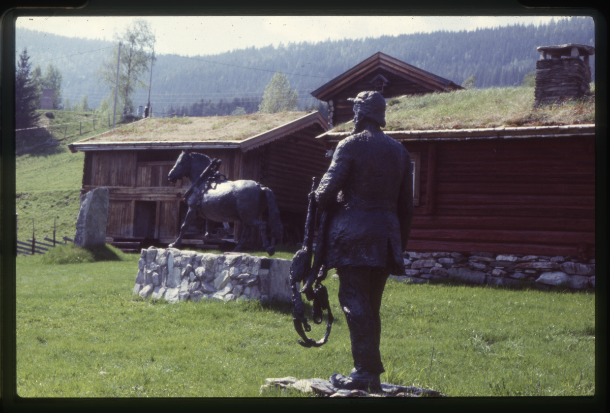 Statuene av Ola Styggpåjord, og Vesleblakken på Bull-museet
