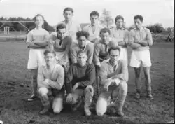 Fotballag. Første rekke fra venstre: Larsen, Hansen, Reinhar