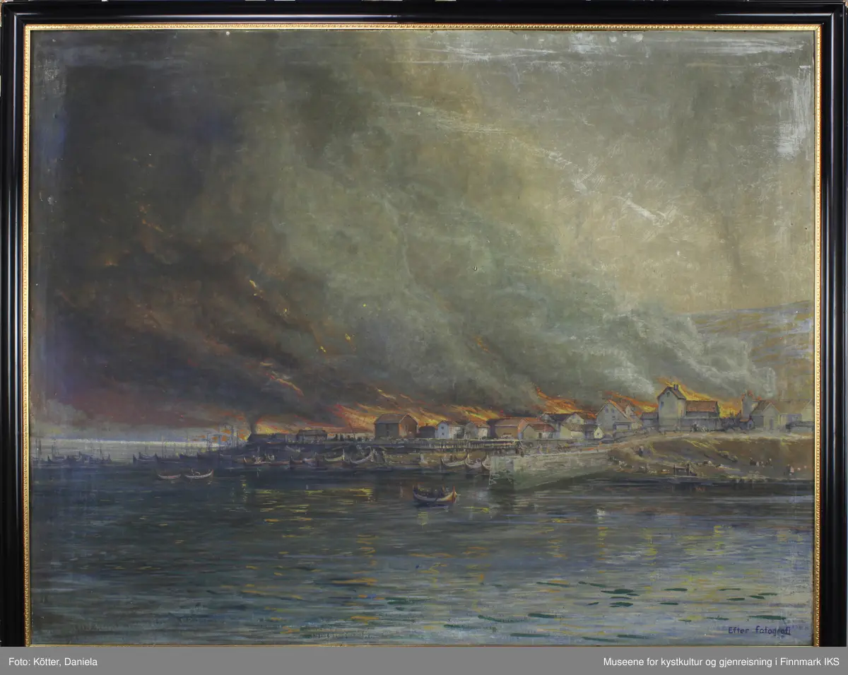 Deler av Hammerfest sentrum opp mot bydelen Hauen brenner. Tykke røykskyer formørker himmelen denne sommerdagen, 21. juli 1890, der en brann i en bakeri spredte seg utover halvparten av byen. Katastrofen ses fra havet og ilden speiler seg i vannet. I fjæra og på havet er det nordlandsbåter. Man ser også en oppmurt molo. Til høyre i bildet, øverst i bakken, ligger den protestantiske kirka som delvis er dekket av røykskyer. Bak bebyggelsen og røyken ser man deler av Salen fjellet.
