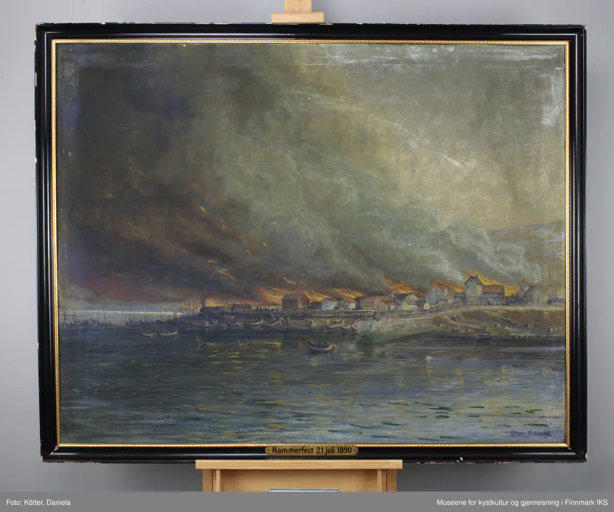 Deler av Hammerfest sentrum opp mot bydelen Hauen brenner. Tykke røykskyer formørker himmelen denne sommerdagen, 21. juli 1890, der en brann i en bakeri spredte seg utover halvparten av byen. Katastrofen ses fra havet og ilden speiler seg i vannet. I fjæra og på havet er det nordlandsbåter. Man ser også en oppmurt molo. Til høyre i bildet, øverst i bakken, ligger den protestantiske kirka som delvis er dekket av røykskyer. Bak bebyggelsen og røyken ser man deler av Salen fjellet.