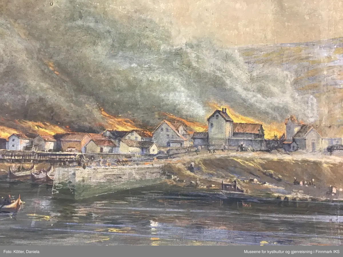 Deler av Hammerfest sentrum opp mot bydelen Hauen brenner. Tykke røykskyer formørker himmelen denne sommerdagen, 21. juli 1890, der en brann i en bakeri spredte seg utover halvparten av byen. Katastrofen ses fra havet og ilden speiler seg i vannet. I fjæra og på havet er det nordlandsbåter. Man ser også en oppmurt molo. Til høyre i bildet, øverst i bakken, ligger den protestantiske kirka som delvis er dekket av røykskyer. Bak bebyggelsen og røyken ser man deler av Salen fjellet.