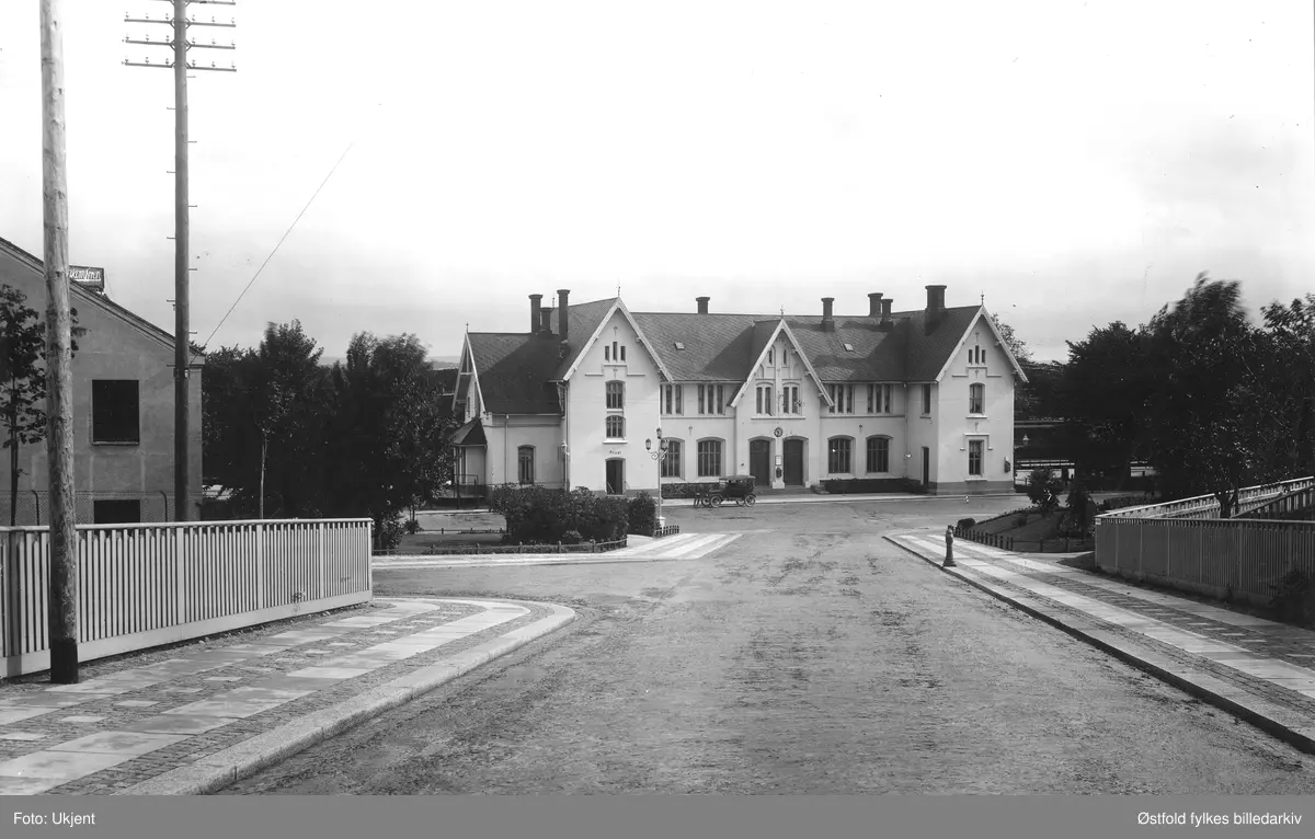 Jernbanestasjonen i Sarpsborg, tidlig 1920-tall. Bilen foran inngang, en T-Ford (Ford model T).