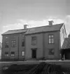 Billstenska huset från gårdssidan. Dokumenterat av Östergötlands museum 1951, året före fastigheten revs i samband med en planerad omdaning av kvarteret Gillet.