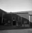 Från en dokumentation av bebyggelsen i kvarteret Gillet i Söderköping kort före husens rivning 1952. Här gårdens stallänga vid tomtens västra sida.
