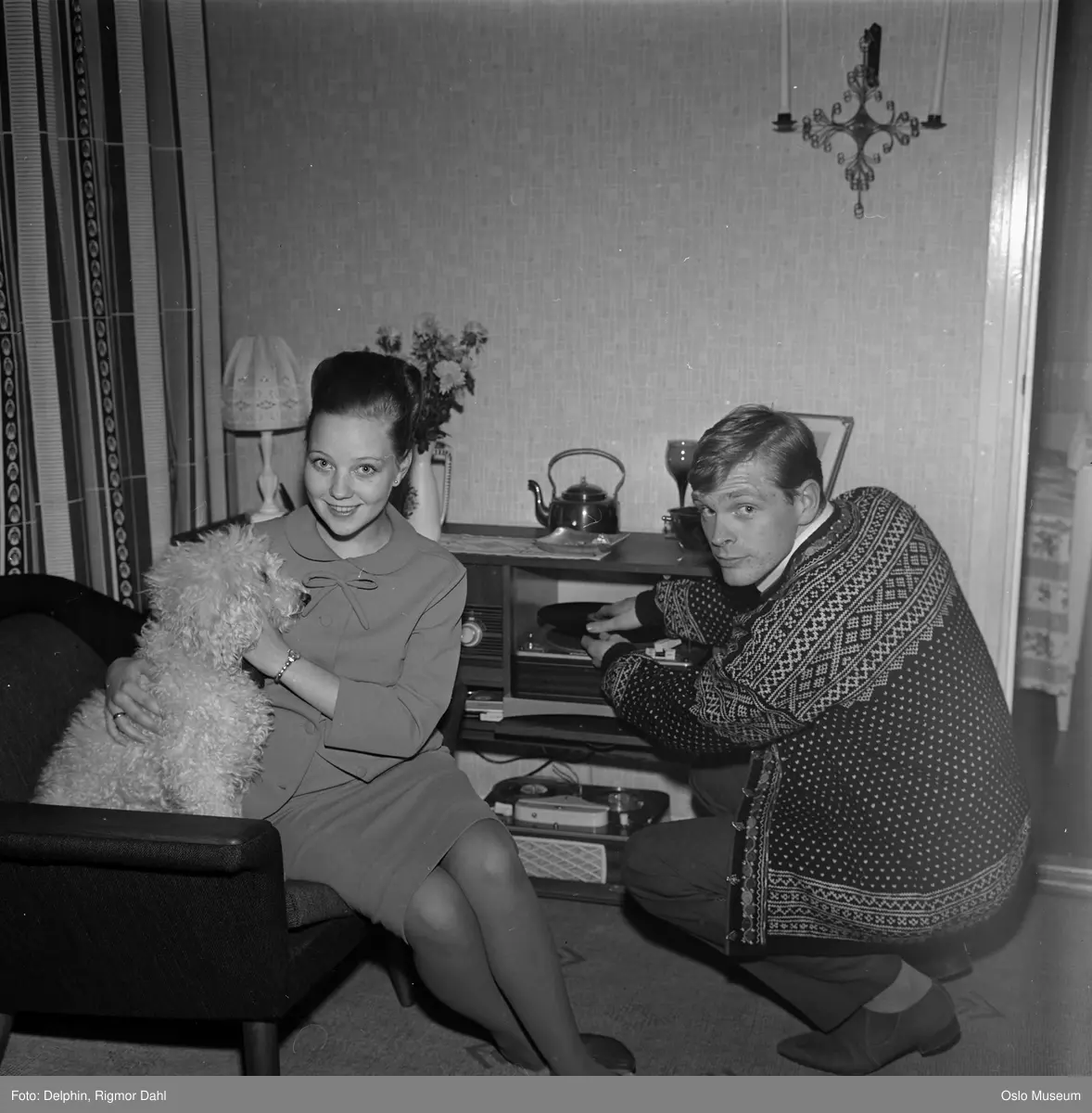 bolig, interiør, stue, kvinne, sangerinne, sittende i sofa, mann, hund, puddel, platespiller