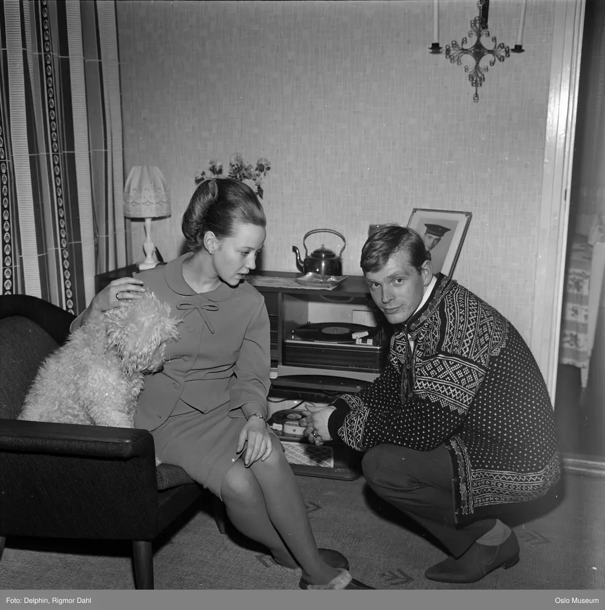bolig, interiør, stue, kvinne, sangerinne, sittende i sofa, mann, hund, puddel, platespiller