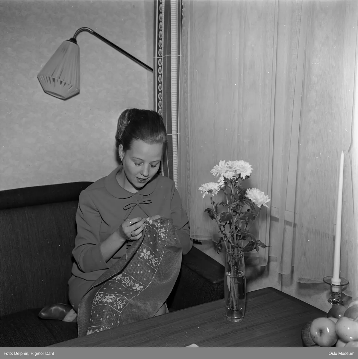 bolig, interiør, stue, kvinne, sangerinne, sittende i sofa, håndarbeid, broderi