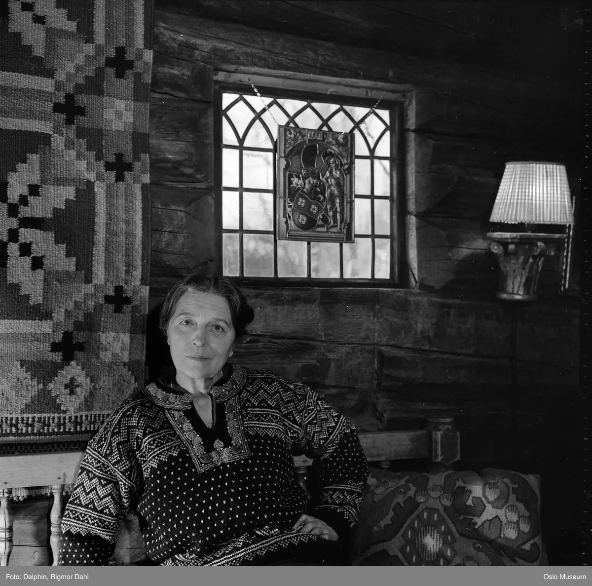 Bjørnsgard, tømmerhus, interiør, stue, kvinne, skuespiller, bondeantikviteter