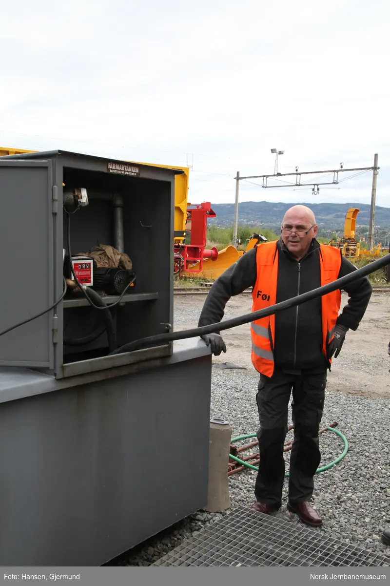 Lokomotivfører Øyvind Dvergsdal fyller diesel på en skiftetraktor fra tankanlegget på Hønefoss stasjon