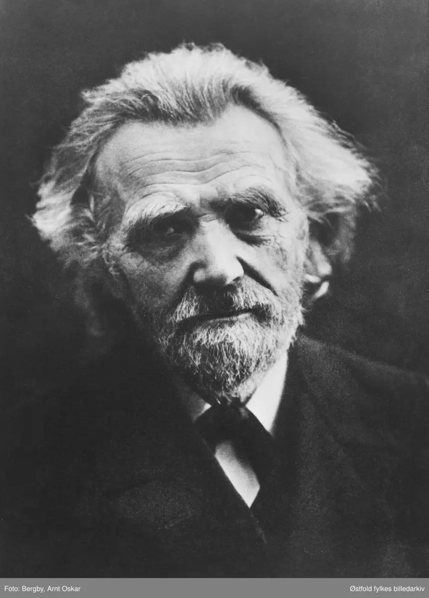 Portrett av  komponist og kordirigent  Christian Haslerud,
Christian Haslerud ble født på Haslerud gård i Hobøl 12. januar 1834 og døde 29. juli 1921 i Oslo.