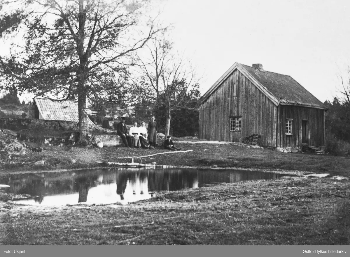 Vestby (Sameia) i Varteig 1919. Huset bygd ca. 1830 (?). Lorentz Kingsrød sitter på bakken, de andre er hans foreldre og søsken.