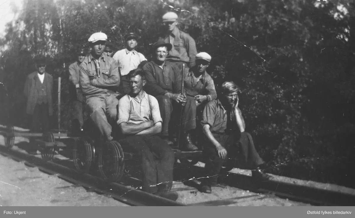 Arbeidere på jernbanelinja ved Styggedal, Varteig 1938.
Fra venstre: Edvart Midtfjell, Einar Bergli.
Fra høyre: Herman Sørensen, Olav Lindemark.
MÅ SJEKKE FOTOKORT!