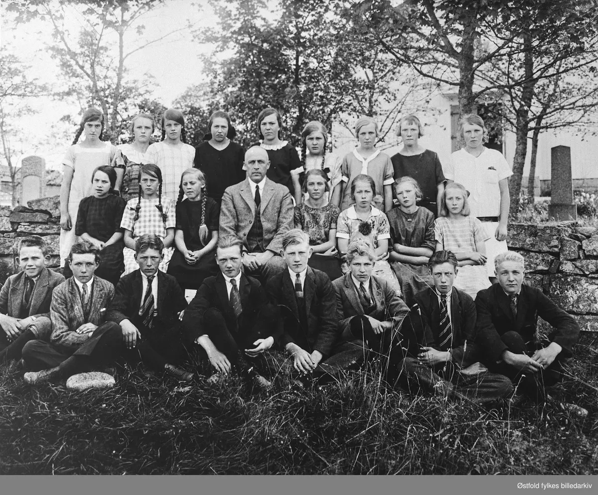 Konfirmanter ved Varteig kirke i 1926. Sogneprest Henrik Greve Hille sitter i midten foran. Han ble senere biskop. 
Hille var prest i Varteig fra 1918 til 1927. Bildet er tatt ved hovedporten mot vest. 

I fremste rekke sitter fra venstre: Ragnar Sæves, Olaf Dahl, Henry Lunde, Walter Bøe Lia, Arthur Hasle, Olav Lindemark, Hans Jellum og Sverre Simensen (Skaulund). 
I andre rekke fra venstre: Marie Dalen, Helga Hansen, Berthe Marie Bergby, sogneprest Henrik Greve Hille, Kristine Spydevold, Signe Nordengen, Ruth Morthaugbråten og Dagmar Andersen. 
Bakerst fra venstre står: Marry Moene, Malene Olsen, Helga Bøe, Ruth Grythe, Ingrid Bråthen, Marry Tangen, Otilie Lunde, Ruth Dypedal og Valborg Lunde. 
Sted: Kirken. 
År: 1926. 
Fotograf: Ukjent.