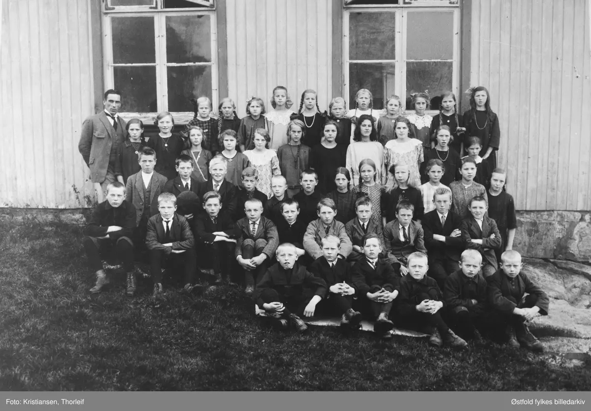 Klemsdal skole i Varteig,  lærere og elever 1925. Lærer Olav Kjærland..