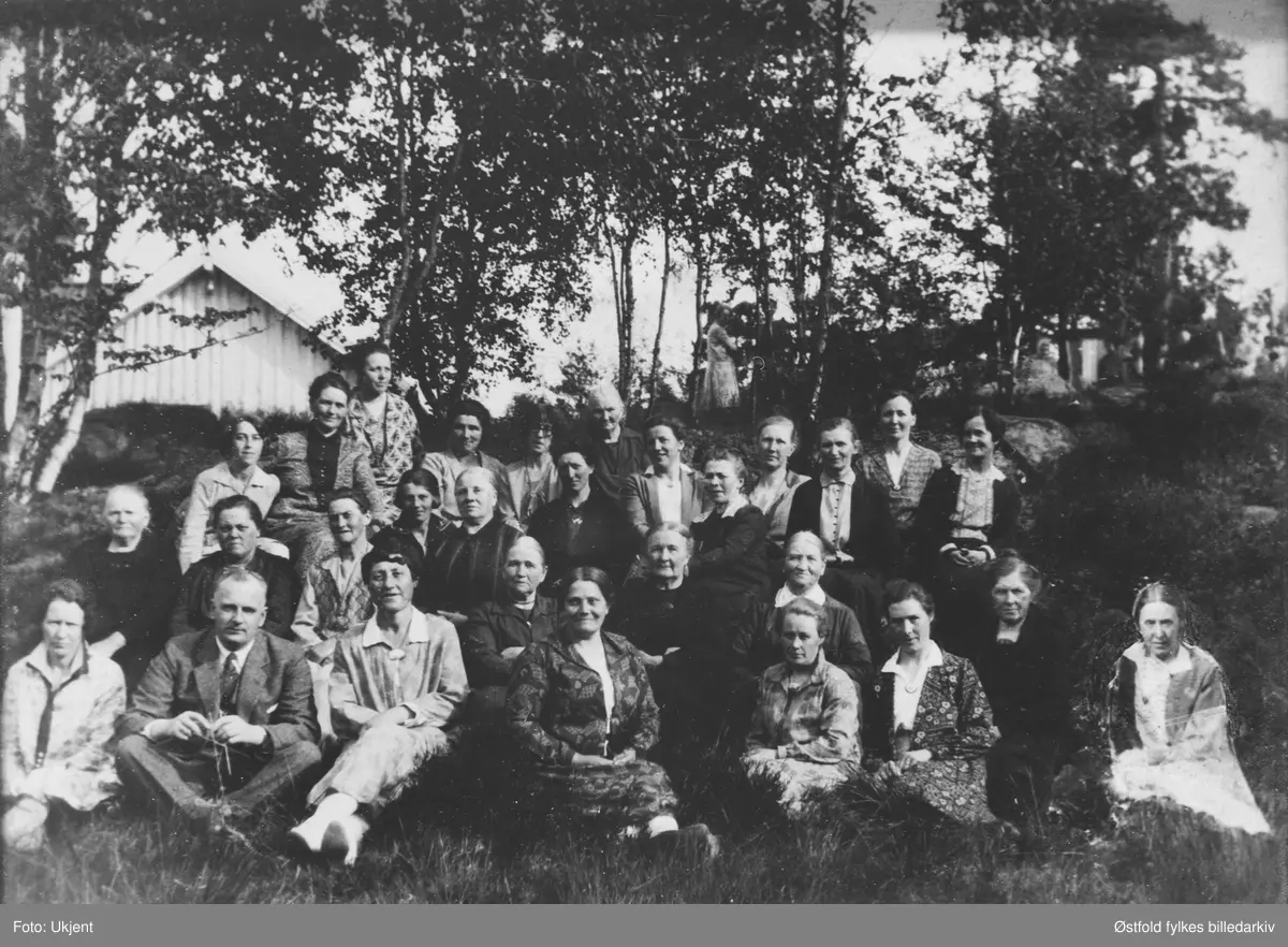 Østaskogs Kvinneforening i Varteig, 1930-åra, med sokneprest Birger Sinding.