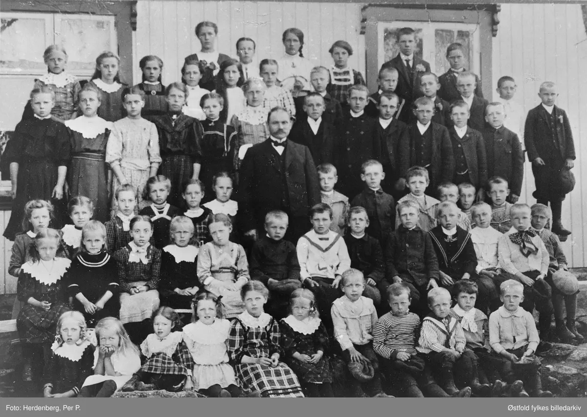 Kokkim skole i Varteig ca. 1912. Lærer Anders Nygaard.
1. rekke fra venstre: 
Nelly Morthaugbråten,  NN, Anna Kullerud, Åse Nygård, Marie Bøe, Gudrun Bøhaugen, NN, NN, Sigurd Bøhaugen i stripet matrosdress. NN. NN.
2.  rekke: 
Inga Bøhaugen, Marta Tomta, Hansine Grytedalen, NN, Borghild Ørka, Knut Sandtangen, NN, Asbjørn Furuholmen, NN, Bjarne Lunde, Hjørulf Sandtangen, Anders Kokkimbråten, NN.
3. rekke: 
Ester Morthaugbråten, NN, Magna Grythedalen, Hjørdis Sandtangen, Ingeborg Kullerud, Kristine Kokkim, lærer Anders Nygaard, Oskar Rogndalen, Peder Bøe, Asbjørn Rogndalen, NN. Johan Dueholen, NN.
4. rekke. :
NN, Marie Kokkim, NN, Karen Bøe, NN, Helmine Morthaugen, Edvard Tomta, NN, Torolf Eriksen Snoppestad, Sigurd Sveinungsen, NN, NN, NN.
5.  rekke: 
Karoline Morthaugen, Margith Morthaugbråten, NN, NN, NN, NN, Olaf Bråthen Heden, NN; Sigurd Kokkim, NN, NN, Marius Kokkim, 
6. rekke: 
Alma Kokkim, NN, Gunda Myraas, NN, Paul Bråthen, Anders Kullerud.