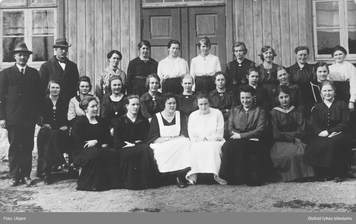 Hustellkurs på Breidablikk, Varteig 1920-25. Gruppebilde av deltakerne. Ukjente personer.