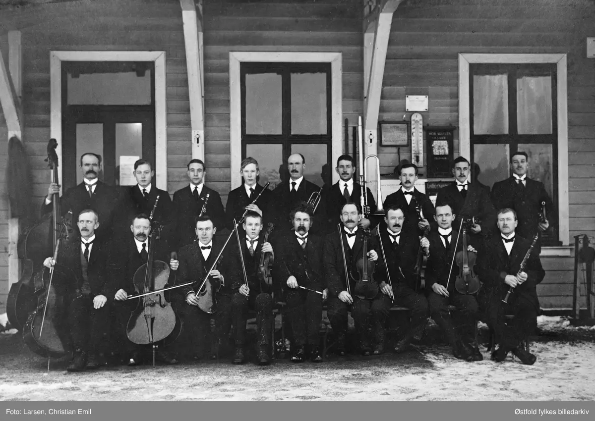 Musikkforeningen "Klang" Ise 1899-1919, med dirigent Olaves Brusevold, i 1919 i Sarpsborg. 

Bakerste rad fra venstre: 
O.Gabestad
K. Gabestad
J. Johansen
Einar Gabestad
Henry Gabestad
Hans Gabestad
Johs. Johansen
Hans Åsheim 
Kristian Øby

Fremste rad fra venstre: 
K. Nordgård
O. C. Toftner
Hans Sandaas
Olav Gabestad
Olaves Brusevold
Olav Klemsdal
K. Haganæs
Kristian Dammen
Johannes Klemsdal