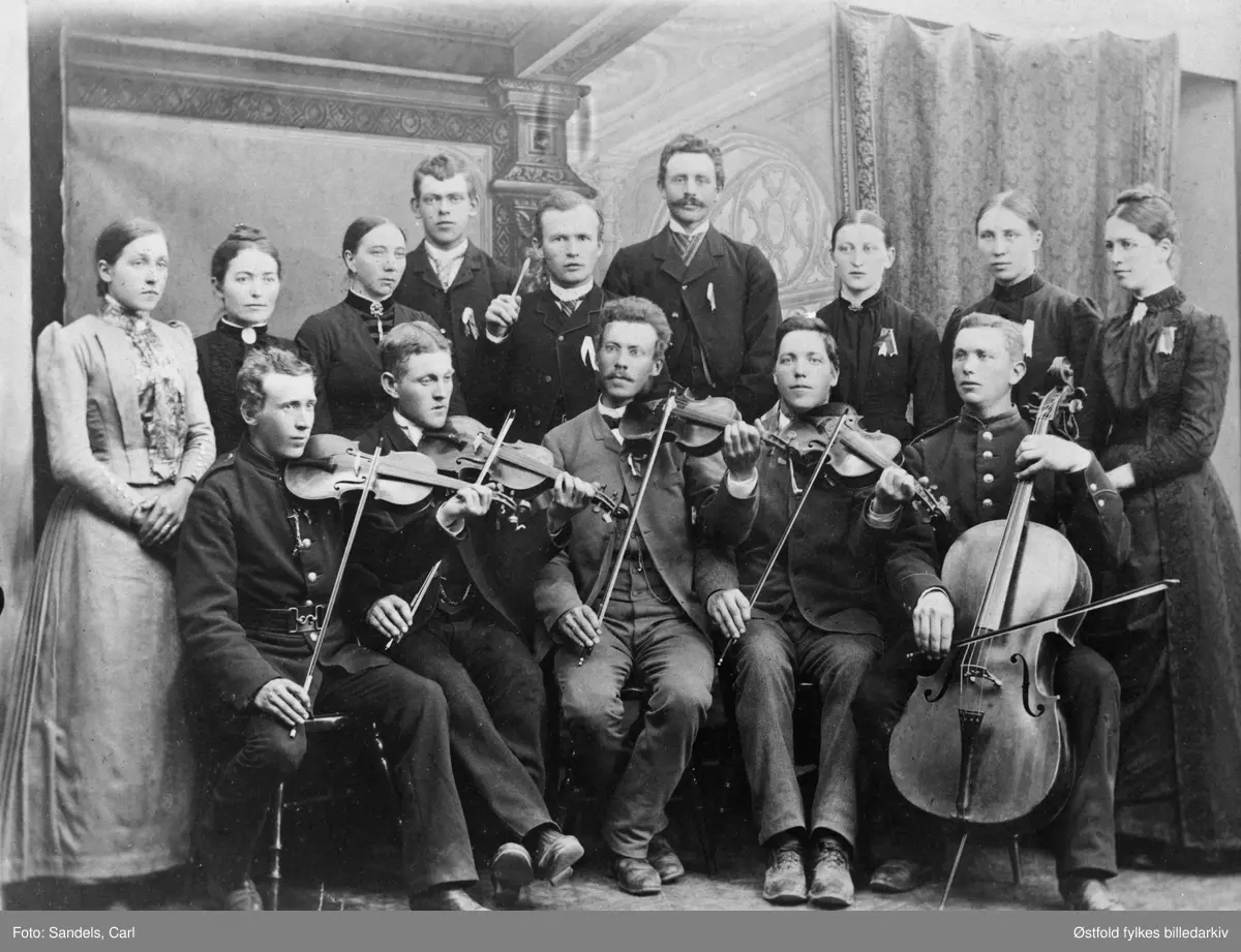 Varteigs første sang- og musikkforening 1888.
Første rekke fra venstre: 
1. Lærer Sundin 2. Julius Lindemark 3. Gunerius Furuholmen 4. Rikard Sælid 5. Oskar Sælid
Andre rekke fra venstre. 
1. Helene Belsby 2. Maja Sælid, 3. Marie Pederen 4. Ole Brunsby 5. lærer Kr. Andersen 6. Olaves Eriksen (Brunsby) 7. Lovise Brunsby 8. Martha Lunde 9. Katrine Sælid.