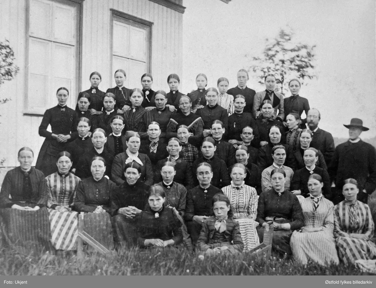 Misjonsforening i  Varteig, før 1900. Personene er ukjente.