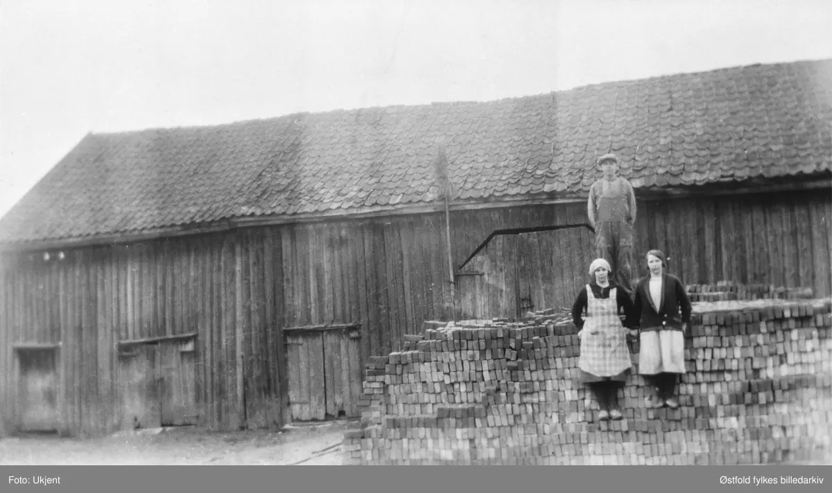Gamelt uthus (revet) på gården Sælid i Varteig 1929. Personene er ukjente.