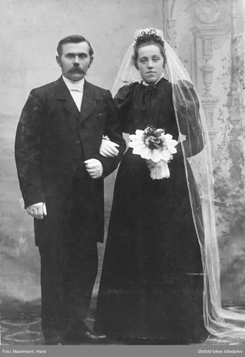 Brudeparet Hans P. og Anna f. Lensebråten, ukjent år. i Varteig. Ukjent år. Sort brudekjole.