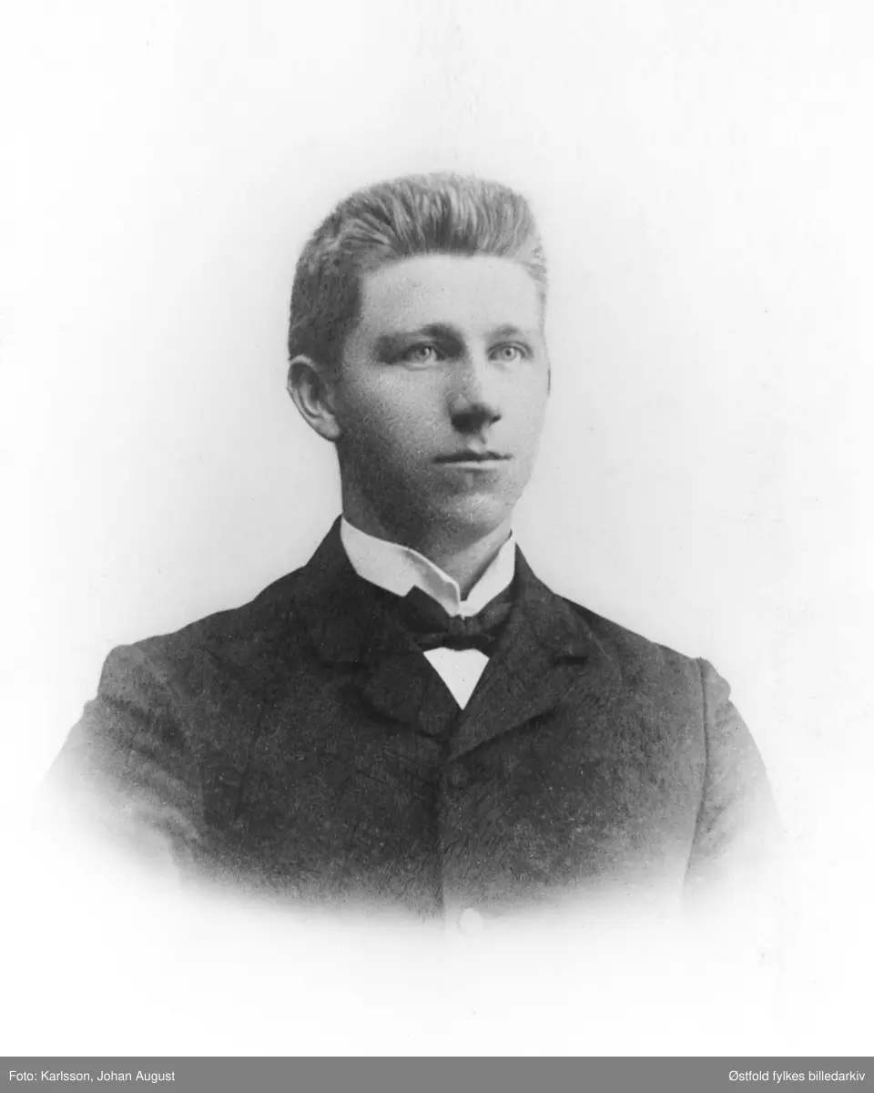 Portrett av Julius Lensebråten i Varteig. Ukjent år. Visittkort.