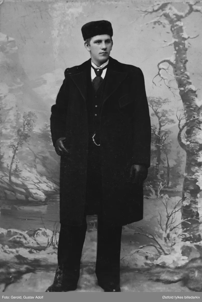 Portrett av Julius  Lensebråten i Varteig. Helfigur, vintertøy. Ukjent år. Visittkort.